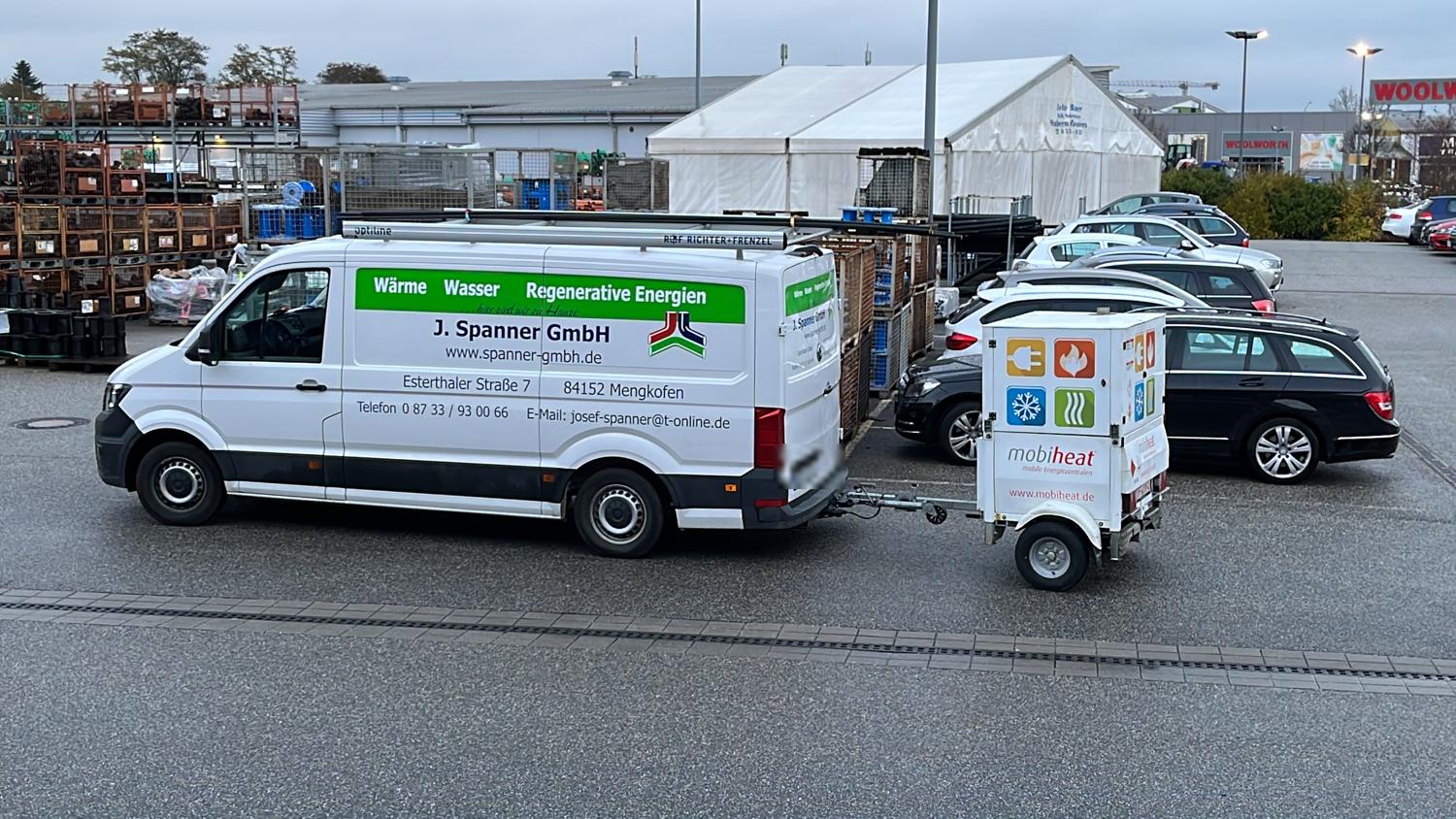 Firmenfahrzeug der J. Spanner GmbH mit mobiler Heizzentrale auf einem Anhänger